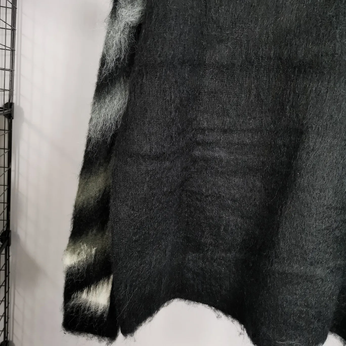 Additional details - the new top-notch proven version OFFWHITE (OW) gradient mohair striped arrow sweater hoodie gradient rendering arrow couple sweater Mohair sweater OW will be released every year 🛒 The same style and ever-changing colors, really no girl does not love it, it is super suitable for wearing under a down jacket in winter, and will not be bloated! If the lower body is missing, their favorite os version🙋🏻‍♀️ intuitively adds natural softness and fairy beauty effect, which is the best choice! The upper body is lightweight and does not weigh down the body while keeping warm. The sleeves and the gradient arrow parts on the back are repeatedly patterned until the gradient level is satisfied before large-scale products are released. The craftsmanship is extremely demanding. Each sweater is woolen at least ten times to give it a plush, thick feel and good fluffiness! ✅ Fabric composition: 50% mohair 32 spandex 18% wool, three-level anti-pilling Color: black and white gradient Sizes Mohair is lighter and softer, so be careful not to machine wash it, not machine washable! ! emphasize! !  ⚠️Hand wash with warm water and cold water P:440